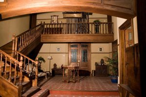 decorado del recibidor con escalera de la casa de los Cortázar en la serie "Gran Reserva"