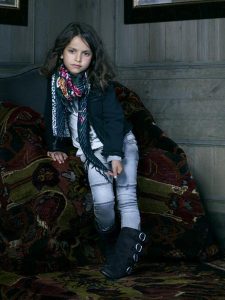 escenografía para campaña de moda de zara kids, fondo madera más sofá