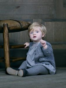 escenografía para campaña de moda de zara kids, fondo madera silla piel