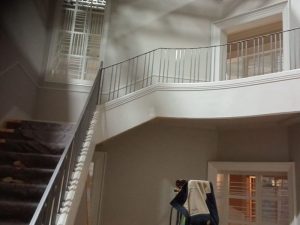 construcción de la escalera de casa reina en el decorado para la serie "Sueños de Libertad"