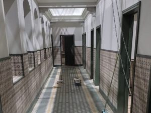 pasillo habitaciones empleados en el decorado para la serie "Sueños de Libertad"