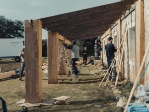 Construcción de los decorados exteriores por el equipo de The Palomares para La Sombra de la Tierra