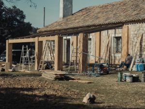 Construcción de los decorados exteriores para La Sombra de la Tierra