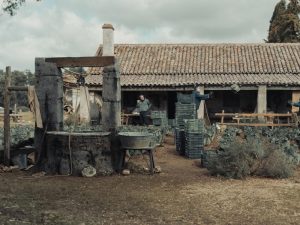 Vista del pozo incluido en los decorados de la serie de Atresplayer La Sombra de la Tierra