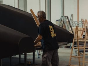 Anuncio Cupra Terramar, construcción de catamarán de competición. Juan Palomares trabajando la parte trasera