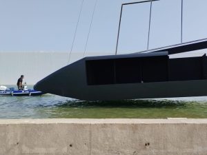 Anuncio Cupra Terramar, construcción de catamarán de competición, ya sobre el agua