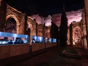 Construcción evento dom perignon, vista lateral nocturna del cubo de espejo