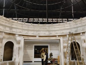 construcción de cúpula acristalada del decorado del restaurante de la serie la favorita 1922