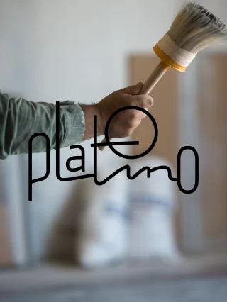 Un reflejo mal puesto y adiós plano.El foco rebota, el fondo grita, el evento ya no es lo mismo.
Y no hay edición que lo arregle.Por eso no usamos “pintura plateada”.
Creamos el tono exacto.
Ni muy brillante.
Ni opaco.
Solo lo justo para que el panel responda bien al foco,
sin cargarse la escena.Y si el espacio no está bien pensado,
no transmite elegancia.
Transmite prisa.Gracias por esa confianza tan bonita que tienes siempre Adolfo @creareprcomunicacionY a Marta.__________#premiosplatino #cineiberoamericano #direccióndearte #escenografía #eventosdealtonivel #detallesqueimportan #platino2025 #diseñoescénico #produccióncuidada
